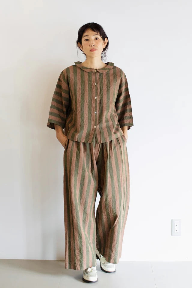 幅広の縞の会津木綿丸えりシャツとワイドタックパンツ