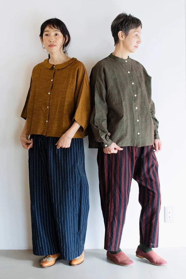 会津木綿の丸えりシャツと長袖シャツ、縞のパンツを着た2人