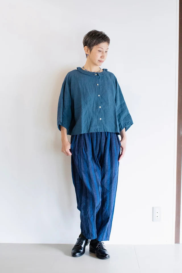 青いリネン丸えりシャツと会津木綿のパンツ