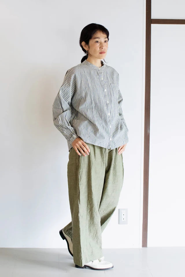 細い縞のスタンドカラー長袖シャツとワイドタックパンツ
